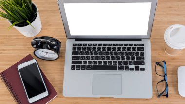 İş yerinde tablo office bilgisayar dizüstü bilgisayar ve akıllı telefon