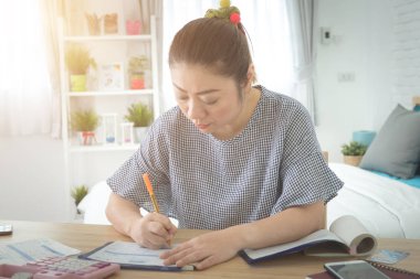 Evden çalışan Asyalı kadın.