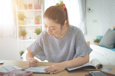 Evden çalışan Asyalı kadın.