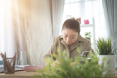 Evden çalışan Asyalı kadın.