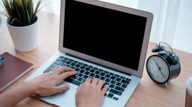 Kadın el smartphone ve dizüstü bilgisayar arka plan kullanarak işyeri tablodur