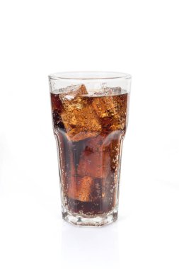 bir bardak kola, beyaz zemin üzerine izole