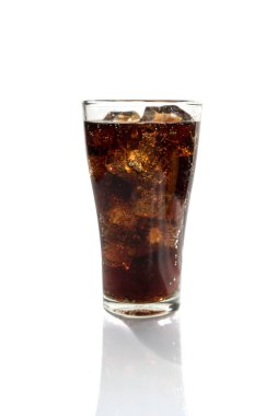 bir bardak kola, beyaz zemin üzerine izole