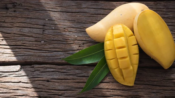 Mango meyve eski ahşap tablo