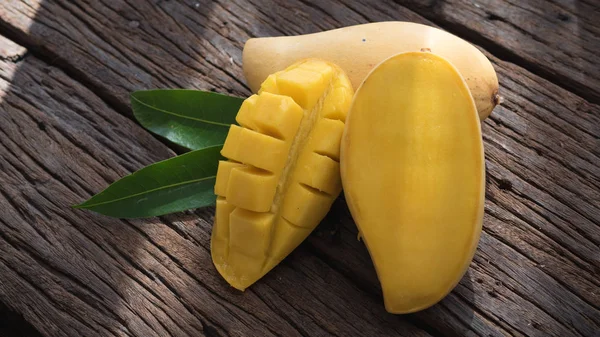 Mango meyve eski ahşap tablo