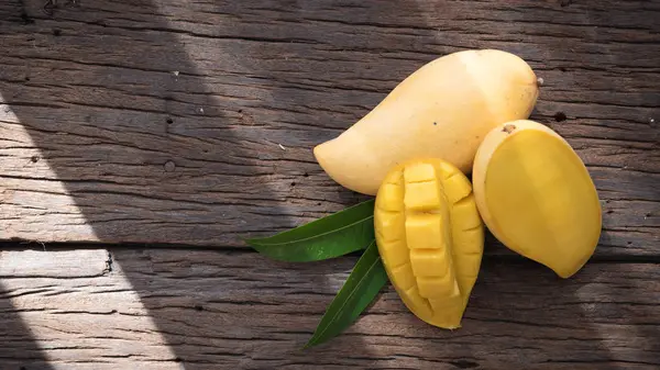 Mango meyve eski ahşap tablo