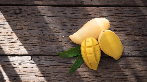 Mango meyve eski ahşap tablo