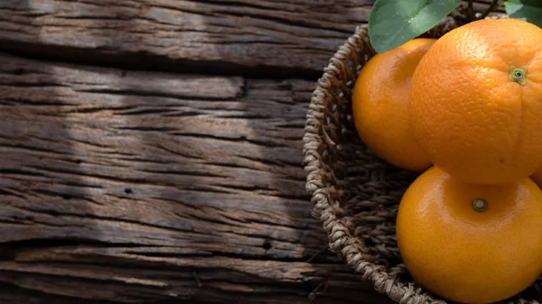 Ahşap masa ayarla turuncu meyve sepeti.