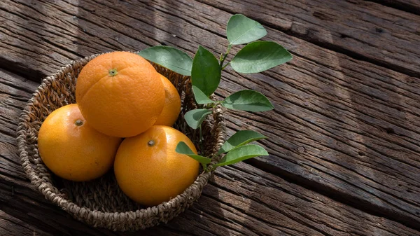 Ahşap masa ayarla turuncu meyve sepeti.