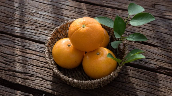 Ahşap masa ayarla turuncu meyve sepeti.