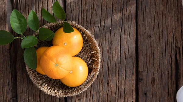 Ahşap masa ayarla turuncu meyve sepeti.