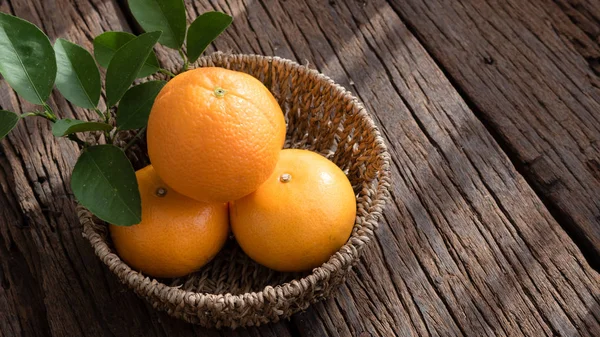 Ahşap masa ayarla turuncu meyve sepeti.