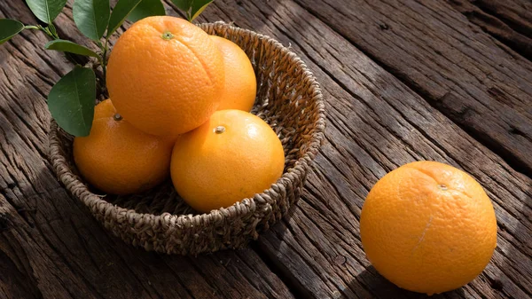 Ahşap masa ayarla turuncu meyve sepeti.