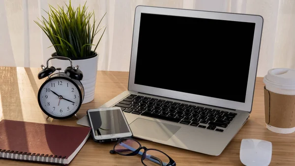 Posto Lavoro Tavolo Ufficio Con Computer Portatile Smartphone — Foto Stock