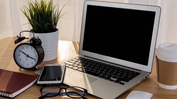 Posto Lavoro Tavolo Ufficio Con Computer Portatile Smartphone — Foto Stock