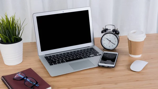 Arbeitsplatz Tischbüro Mit Computer Laptop Und Smartphone — Stockfoto