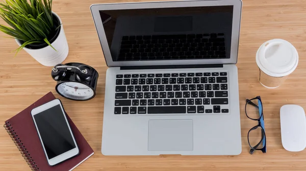 Arbeitsplatz Tischbüro Mit Computer Laptop Und Smartphone — Stockfoto