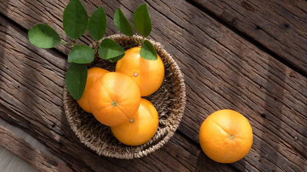 Turuncu meyve cam çok tatlı.