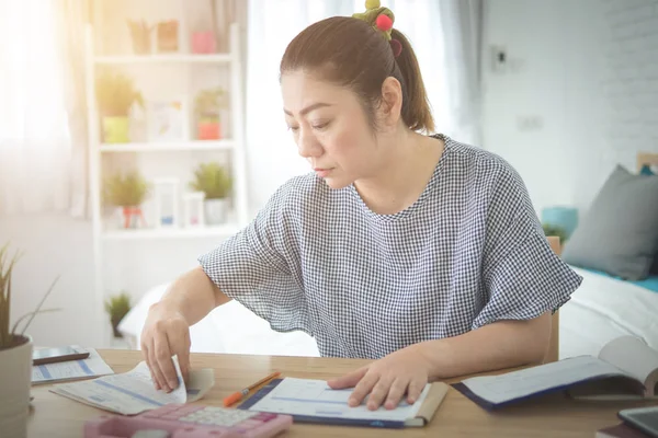 Evden çalışan Asyalı kadın.