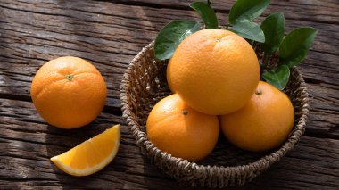 Turuncu meyve cam çok tatlı.