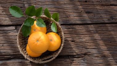 Turuncu meyve cam çok tatlı.