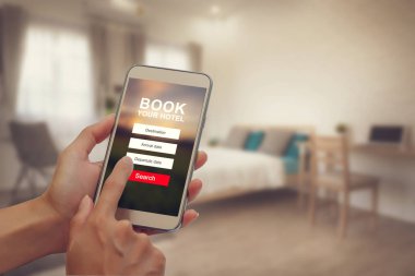 Kadın el holding smartphone Oda için rezervasyon yapmak