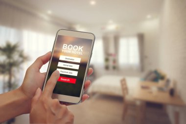 Kadın el holding smartphone Oda için rezervasyon yapmak