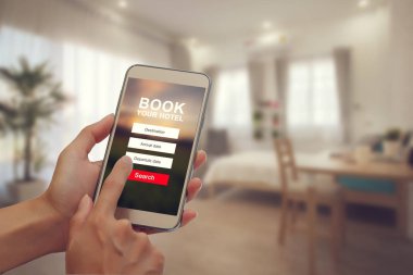 Kadın el holding smartphone Oda için rezervasyon yapmak