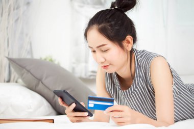 Asyalı kadın evde çalışma.