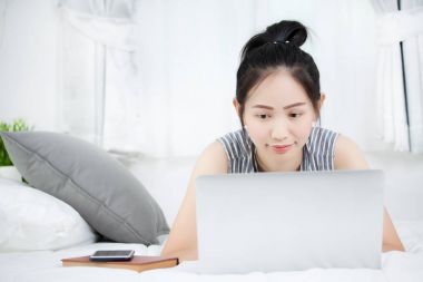 Asyalı kadın evde çalışma.