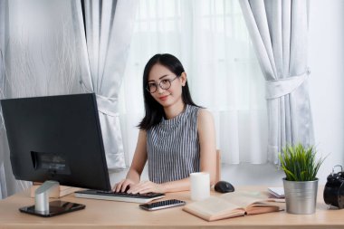 Asyalı kadın evde çalışma.