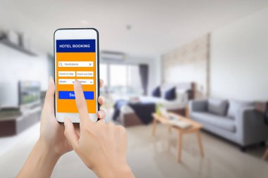 Kadın el holding smartphone Oda için rezervasyon yapmak
