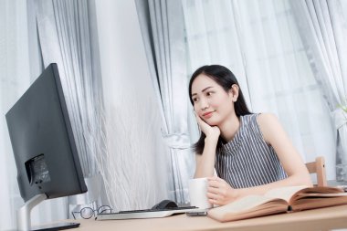 Asyalı kadın evde çalışma.