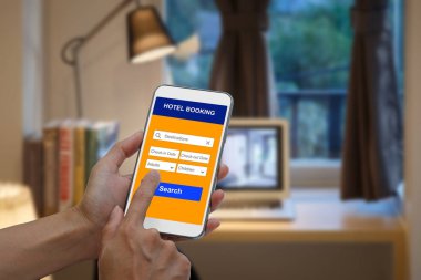 Kadın el holding smartphone Oda için rezervasyon yapmak