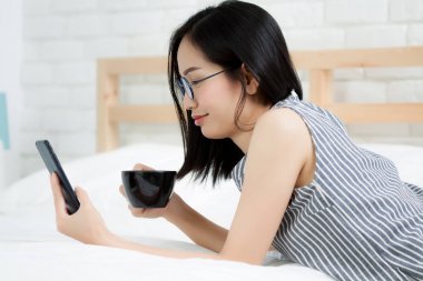 Asyalı kadın evde çalışma.