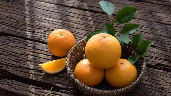 Turuncu meyve cam çok tatlı.