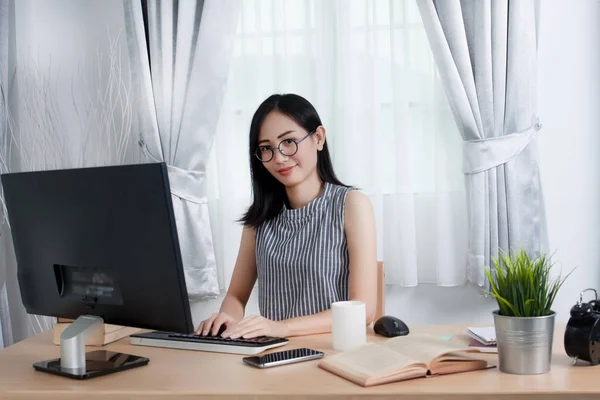 Asyalı kadın evde çalışma.