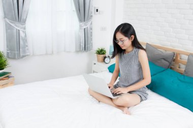 Asyalı kadın evde rahatlatıcı. Mutlu kız gülümseme odası 