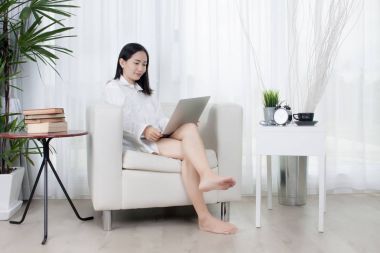 Asyalı kadın evde rahatlatıcı. Mutlu kız gülümseme odası 