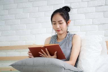 Asyalı kadın evde rahatlatıcı. Mutlu kız gülümseme odası 