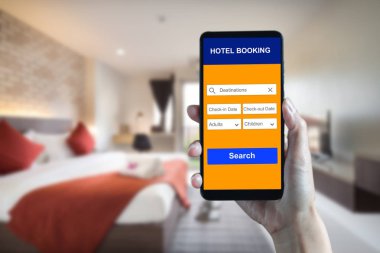 Kadın el holding smartphone Oda için rezervasyon yapmak