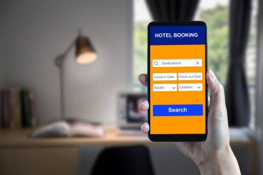 Kadın el holding smartphone Oda için rezervasyon yapmak