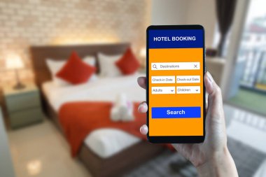 Kadın el holding smartphone Oda için rezervasyon yapmak