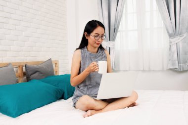 Asyalı kadın ev alışveriş online çalışma.
