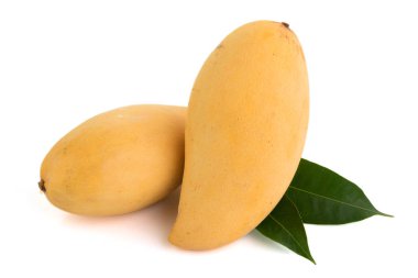 Beyaz arkaplanda sarı mango izole edilmiş