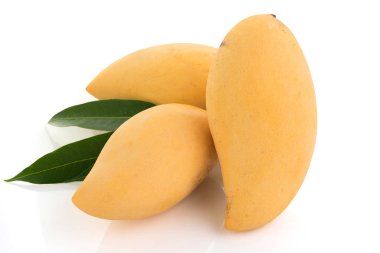 Beyaz arkaplanda sarı mango izole edilmiş