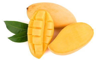 Beyaz arkaplanda sarı mango izole edilmiş