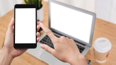 Akıllı telefon arka plan çalışma alanı tablo üzerinde tutan kadın el