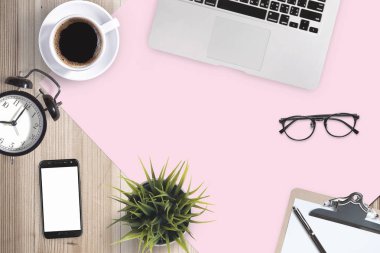 Üstten Görünüm iş ofis malzemeleri. Laptop ile defter ve beyaz masa akıllı telefon. İş kavramı. Ev ofis çalışma alanı.