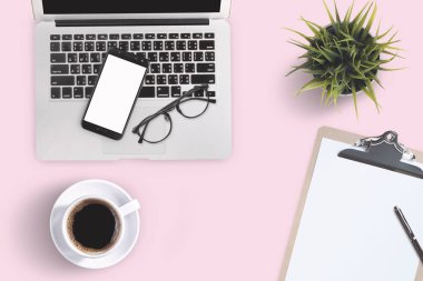 Üstten Görünüm iş ofis malzemeleri. Laptop ile defter ve beyaz masa akıllı telefon. İş kavramı. Ev ofis çalışma alanı.